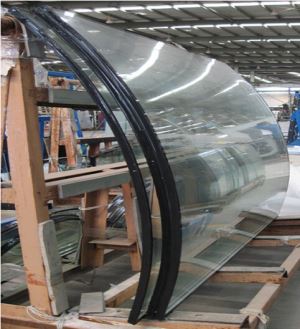 평면 또는 곡선 모양의 단열 유리