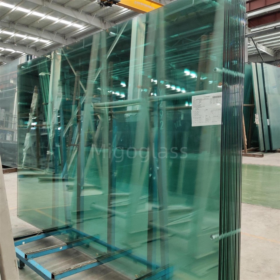glass for padel court construction