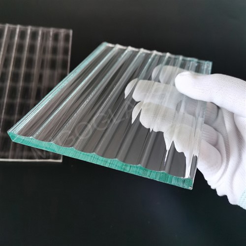 투명하고 낮은 철분 모루 무늬 유리