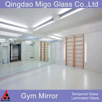 체육관 벽 거울